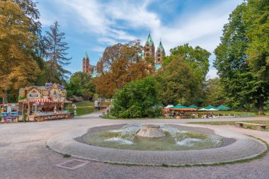 Speyer, Almanya, 16 Eylül 2020: Speyer, Almanya 'daki katedralin yanına park et