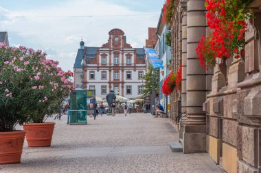 Speyer, Almanya, 16 Eylül 2020: Speyer, Almanya 'daki Maximilianstrasse' deki Eski Kapı ve Alte Munze binasının görüntüsü
