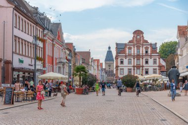Speyer, Almanya, 16 Eylül 2020: Speyer, Almanya 'daki Maximilianstrasse' deki Eski Kapı ve Alte Munze binasının görüntüsü