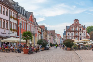 Speyer, Almanya, 16 Eylül 2020: Speyer, Almanya 'daki Maximilianstrasse' deki Eski Kapı ve Alte Munze binasının görüntüsü