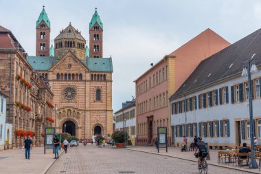 Speyer, Almanya, 16 Eylül 2020: Almanya 'nın Speyer kentindeki Maximilianstrasse' nin sonundaki katedralin görüntüsü