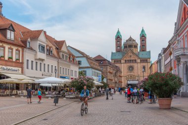 Speyer, Almanya, 16 Eylül 2020: Almanya 'nın Speyer kentindeki Maximilianstrasse' nin sonundaki katedralin görüntüsü