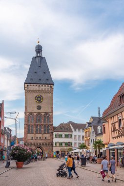 Speyer, Almanya, 16 Eylül 2020: Almanya 'nın Speyer kentindeki Maximilianstrasse' nin sonundaki Eski Kapı