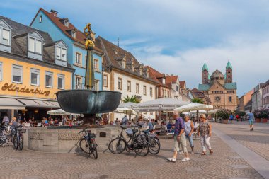 Speyer, Almanya, 16 Eylül 2020: Almanya 'nın Speyer kentindeki Maximilianstrasse' nin sonundaki katedralin görüntüsü
