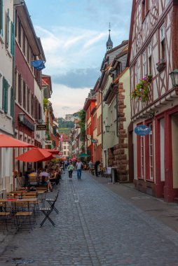 Heidelberg, Almanya, 16 Eylül 2020: İnsanlar Almanya 'nın Heidelberg kentinde geziniyorlar