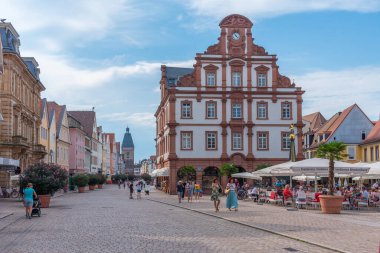 Speyer, Almanya, 16 Eylül 2020: Speyer, Almanya 'daki Maximilianstrasse' deki Eski Kapı ve Alte Munze binasının görüntüsü