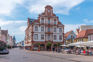 Speyer, Almanya, 16 Eylül 2020: Speyer, Almanya 'daki Maximilianstrasse' deki Eski Kapı ve Alte Munze binasının görüntüsü