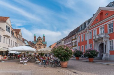 Speyer, Almanya, 16 Eylül 2020: Almanya 'nın Speyer kentindeki Maximilianstrasse' nin sonundaki katedralin görüntüsü