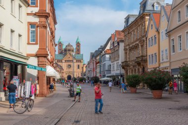 Speyer, Almanya, 16 Eylül 2020: Almanya 'nın Speyer kentindeki Maximilianstrasse' nin sonundaki katedralin görüntüsü