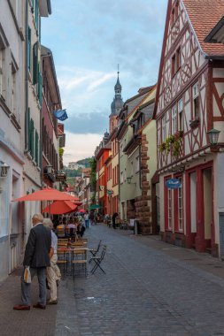 Heidelberg, Almanya, 16 Eylül 2020: İnsanlar Almanya 'nın Heidelberg kentinde geziniyorlar