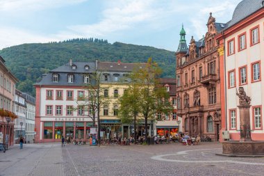Heidelberg, Almanya, 16 Eylül 2020: İnsanlar Almanya 'nın Heidelberg kentinde geziniyorlar