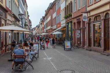 Heidelberg, Almanya, 16 Eylül 2020: İnsanlar Almanya 'nın Heidelberg kentinde geziniyorlar