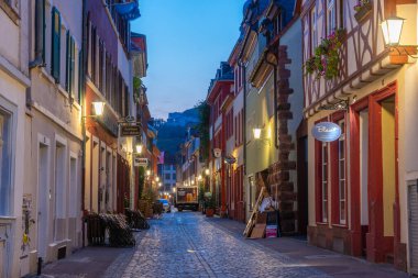 Heidelberg, Almanya, 16 Eylül 2020: Heidelberg, Almanya 'da bir caddenin günbatımı manzarası