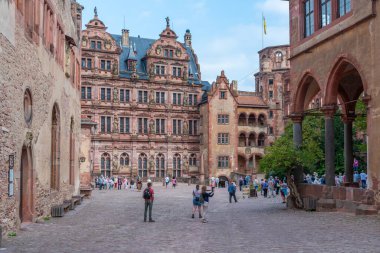Heidelberg, Almanya, 17 Eylül 2020: Heidelberg, Almanya 'daki sarayın ana avlusunun manzarası