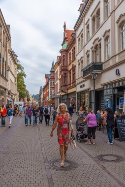 Heidelberg, Almanya, 17 Eylül 2020: İnsanlar Almanya 'nın Heidelberg kentinde geziniyorlar