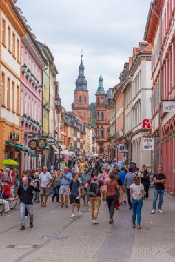 Heidelberg, Almanya, 17 Eylül 2020: İnsanlar Almanya 'nın Heidelberg kentinde geziniyorlar