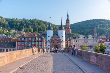 Heidelberg, Almanya, 17 Eylül 2020: İnsanlar Heidelberg, Almanya 'daki eski köprüde geziniyorlar