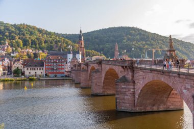 Heidelberg, Almanya, 17 Eylül 2020: İnsanlar Heidelberg, Almanya 'daki eski köprüde geziniyorlar