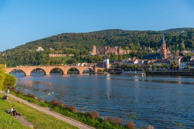 Heidelberg, Almanya, 17 Eylül 2020: Neckar nehrinin arkasındaki Heidelberg Panoraması, Almanya
