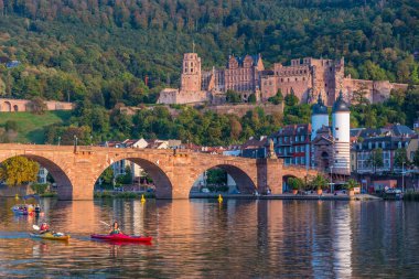 Heidelberg, Almanya, 17 Eylül 2020: Neckar nehrinin arkasındaki Heidelberg Panoraması, Almanya