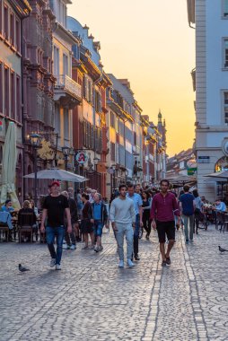Heidelberg, Almanya, 17 Eylül 2020: Almanya 'nın Heidelberg kentindeki bir sokağın gün batımı manzarası