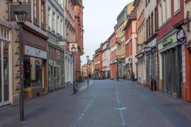 Heidelberg, Almanya, 18 Eylül 2020: Heidelberg, Almanya 'da bir sokağın gündoğumu manzarası