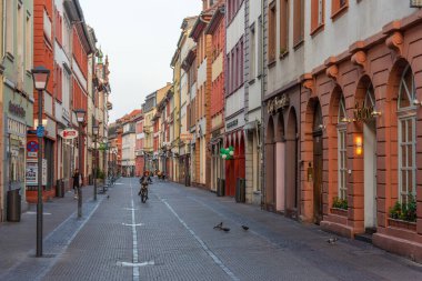 Heidelberg, Almanya, 18 Eylül 2020: Heidelberg, Almanya 'da bir sokağın gündoğumu manzarası