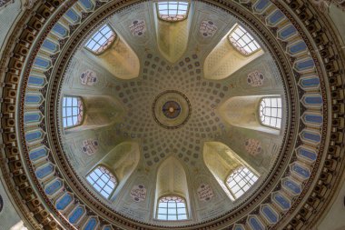 Schwetzingen, Almanya, 18 Eylül 2020: Güneşli yaz günü Almanya 'nın Schwetzingen Sarayı' ndaki Pembe Cami 'den Cupola