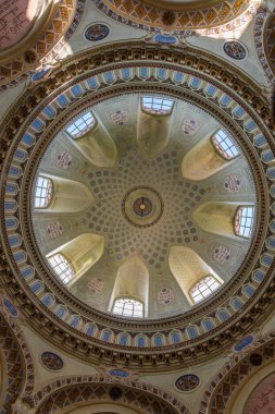 Schwetzingen, Almanya, 18 Eylül 2020: Güneşli yaz günü Almanya 'nın Schwetzingen Sarayı' ndaki Pembe Cami 'den Cupola