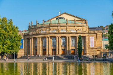 Stuttgart, Almanya, 18 Eylül 2020: Stuttgart 'taki devlet operası Almanya' da suya yansıdı
