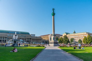 Stuttgart, Almanya, 18 Eylül 2020: İnsanlar Almanya 'nın Stuttgart kentindeki Schlossplatz' da güneşli bir günün tadını çıkarıyorlar