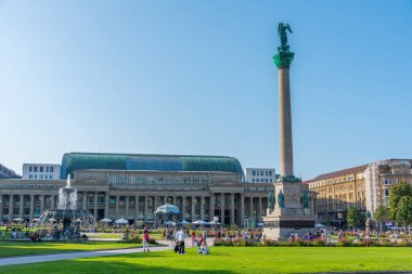 Stuttgart, Almanya, 18 Eylül 2020: İnsanlar Almanya 'nın Stuttgart kentindeki Schlossplatz' da güneşli bir günün tadını çıkarıyorlar