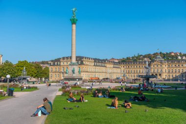 Stuttgart, Almanya, 18 Eylül 2020: İnsanlar Almanya 'nın Stuttgart kentindeki Schlossplatz' da güneşli bir günün tadını çıkarıyorlar
