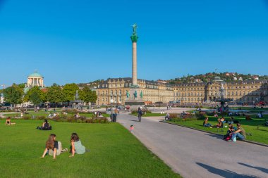 Stuttgart, Almanya, 18 Eylül 2020: İnsanlar Almanya 'nın Stuttgart kentindeki Schlossplatz' da güneşli bir günün tadını çıkarıyorlar