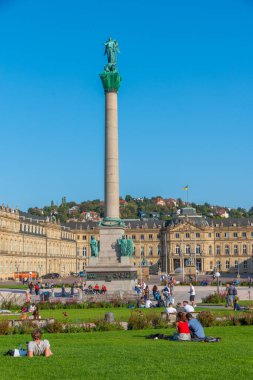 Stuttgart, Almanya, 18 Eylül 2020: İnsanlar Almanya 'nın Stuttgart kentindeki Schlossplatz' da güneşli bir günün tadını çıkarıyorlar