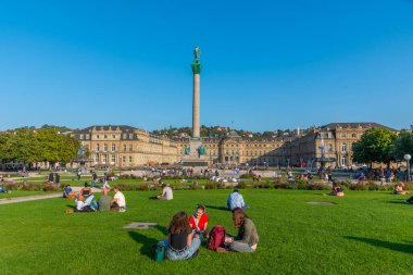 Stuttgart, Almanya, 18 Eylül 2020: İnsanlar Almanya 'nın Stuttgart kentindeki Schlossplatz' da güneşli bir günün tadını çıkarıyorlar