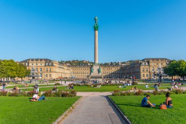 Stuttgart, Almanya, 18 Eylül 2020: İnsanlar Almanya 'nın Stuttgart kentindeki Schlossplatz' da güneşli bir günün tadını çıkarıyorlar