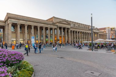 Stuttgart, Almanya, 18 Eylül 2020: İnsanlar Almanya 'nın Stuttgart kentindeki Schlossplatz' da güneşli bir günün tadını çıkarıyorlar