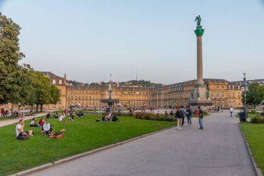 Stuttgart, Almanya, 18 Eylül 2020: İnsanlar Almanya 'nın Stuttgart kentindeki Schlossplatz' da güneşli bir günün tadını çıkarıyorlar