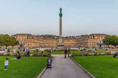Stuttgart, Almanya, 18 Eylül 2020: İnsanlar Almanya 'nın Stuttgart kentindeki Schlossplatz' da güneşli bir günün tadını çıkarıyorlar
