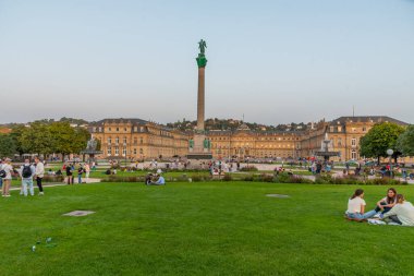 Stuttgart, Almanya, 18 Eylül 2020: İnsanlar Almanya 'nın Stuttgart kentindeki Schlossplatz' da güneşli bir günün tadını çıkarıyorlar