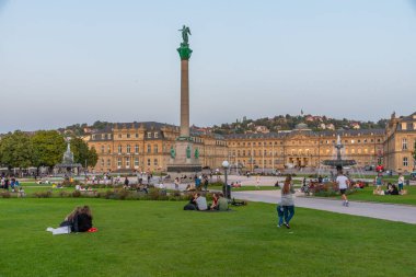 Stuttgart, Almanya, 18 Eylül 2020: İnsanlar Almanya 'nın Stuttgart kentindeki Schlossplatz' da güneşli bir günün tadını çıkarıyorlar