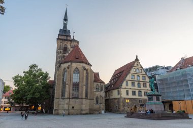 Stuttgart, Almanya, 18 Eylül 2020: Stiftskirche 'nin Stuttgart, Almanya' daki Schillerplatz meydanındaki gün batımı manzarası