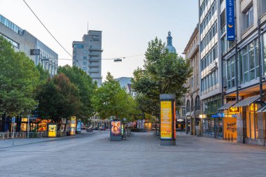 Stuttgart, Almanya, 19 Eylül 2020: Almanya 'nın Stuttgart kentindeki bir sokağın gün doğumu manzarası