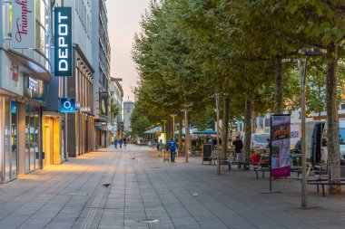Stuttgart, Almanya, 19 Eylül 2020: Almanya 'nın Stuttgart kentindeki bir sokağın gün doğumu manzarası