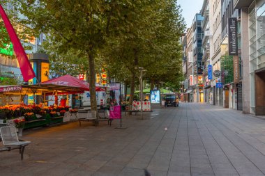 Stuttgart, Almanya, 19 Eylül 2020: Almanya 'nın Stuttgart kentindeki bir sokağın gün doğumu manzarası