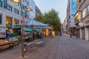 Stuttgart, Almanya, 19 Eylül 2020: Almanya 'nın Stuttgart kentindeki bir sokağın gün doğumu manzarası