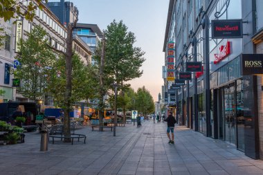 Stuttgart, Almanya, 19 Eylül 2020: Almanya 'nın Stuttgart kentindeki bir sokağın gün doğumu manzarası