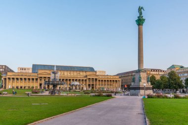 Stuttgart, Almanya, 19 Eylül 2020: Almanya 'nın Stuttgart kentindeki Schlossplatz' da gün doğumu