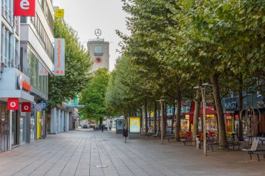 Stuttgart, Almanya, 19 Eylül 2020: Almanya 'nın Stuttgart kentindeki bir sokağın gün doğumu manzarası